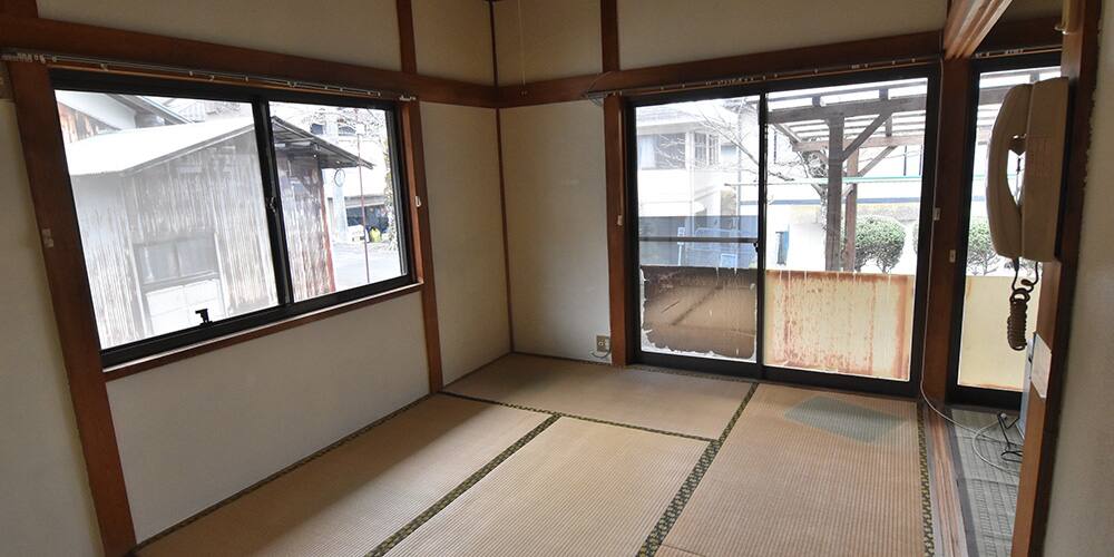 夜逃げの後のもぬけの殻の家
