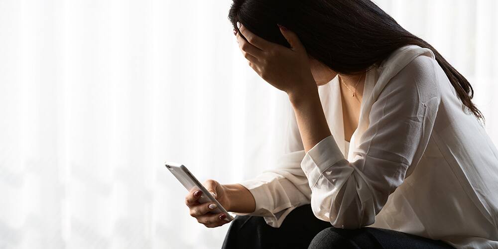 闇金の不当な要求に悩む女性