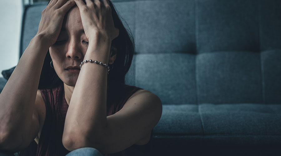 闇金に強制執行すると脅され苦悩する女性