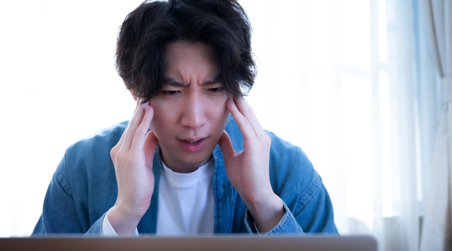 高すぎる金利に驚愕する男性